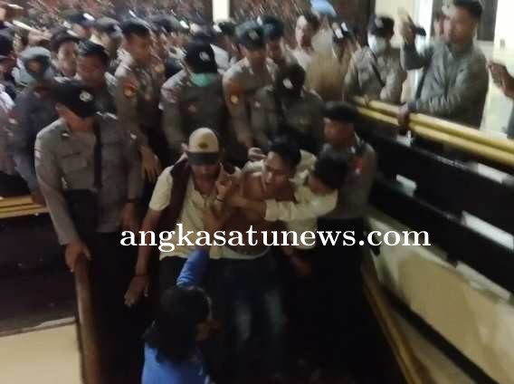 Dulu Mendukung, Kini Menyesal: AMS Gelar Demonstrasi 100 Hari Kinerja Fauzi-Imam